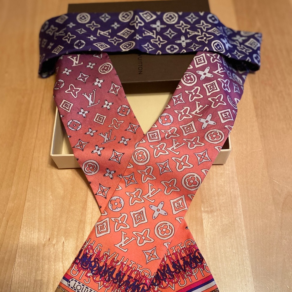 Beautiful Louis Vuitton silk scarf euc